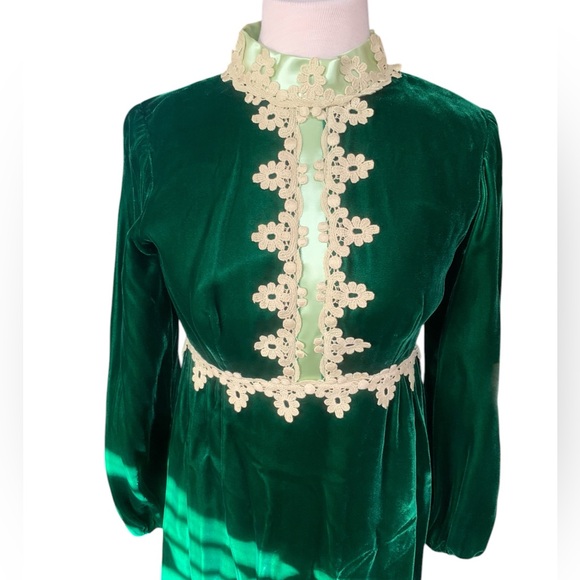 Vintage 60’s emerald green velvet mock neck maxi dress with lace detail size M - Picture 2 of 10